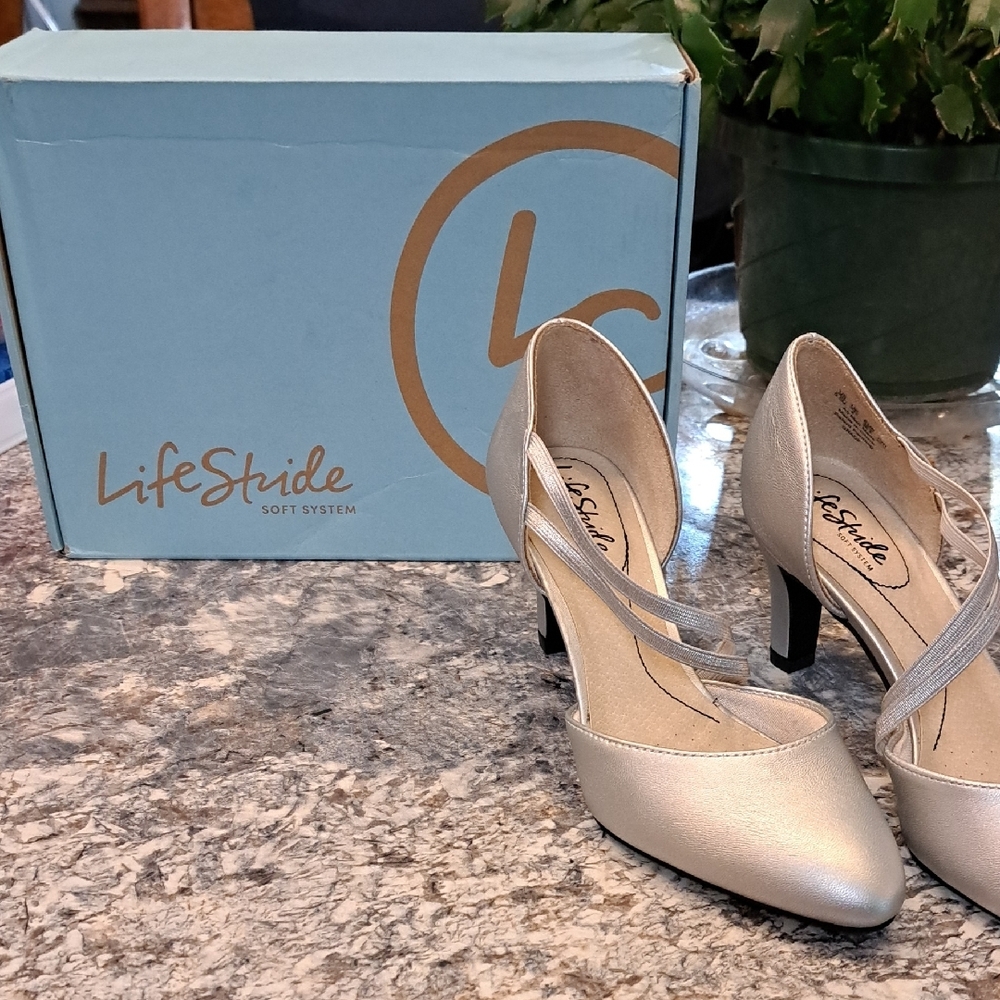 NWT Life Stride Women's Metallic Heels W/Box - Picture 3 of 6